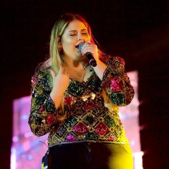Marília Mendonça cantando.